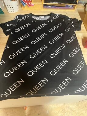 QUEEN Logo Black Graphic Tee: Sz L